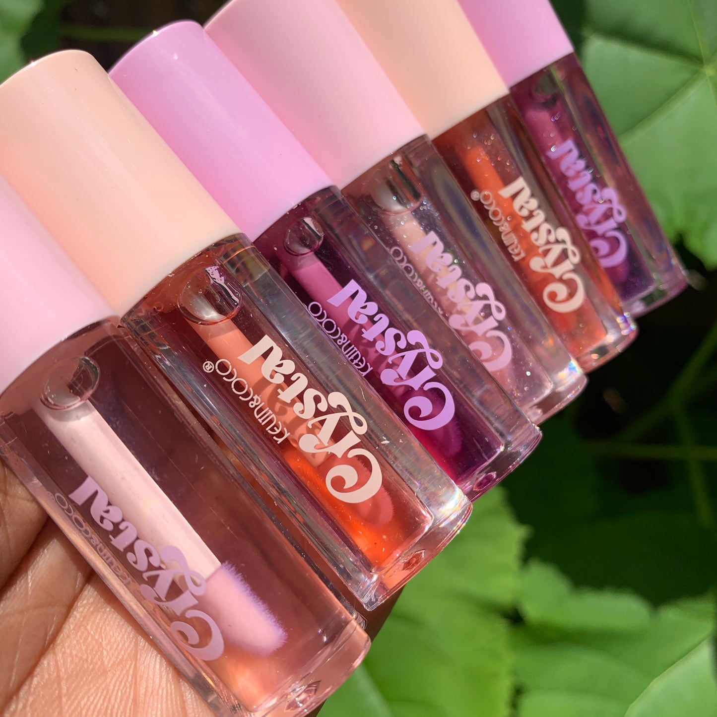 Lightweight lip oil that nourishes and shines