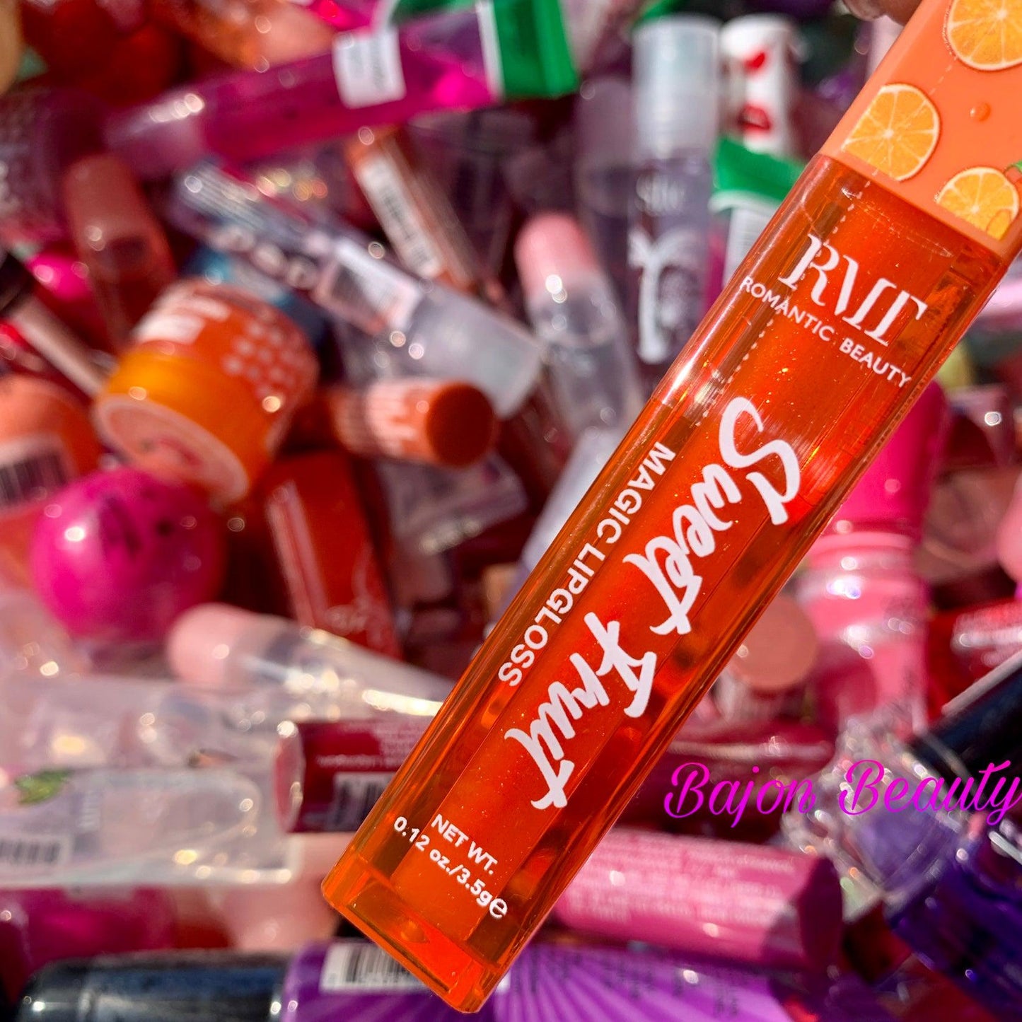 Moisturizing lip gloss with long-lasting hydration
