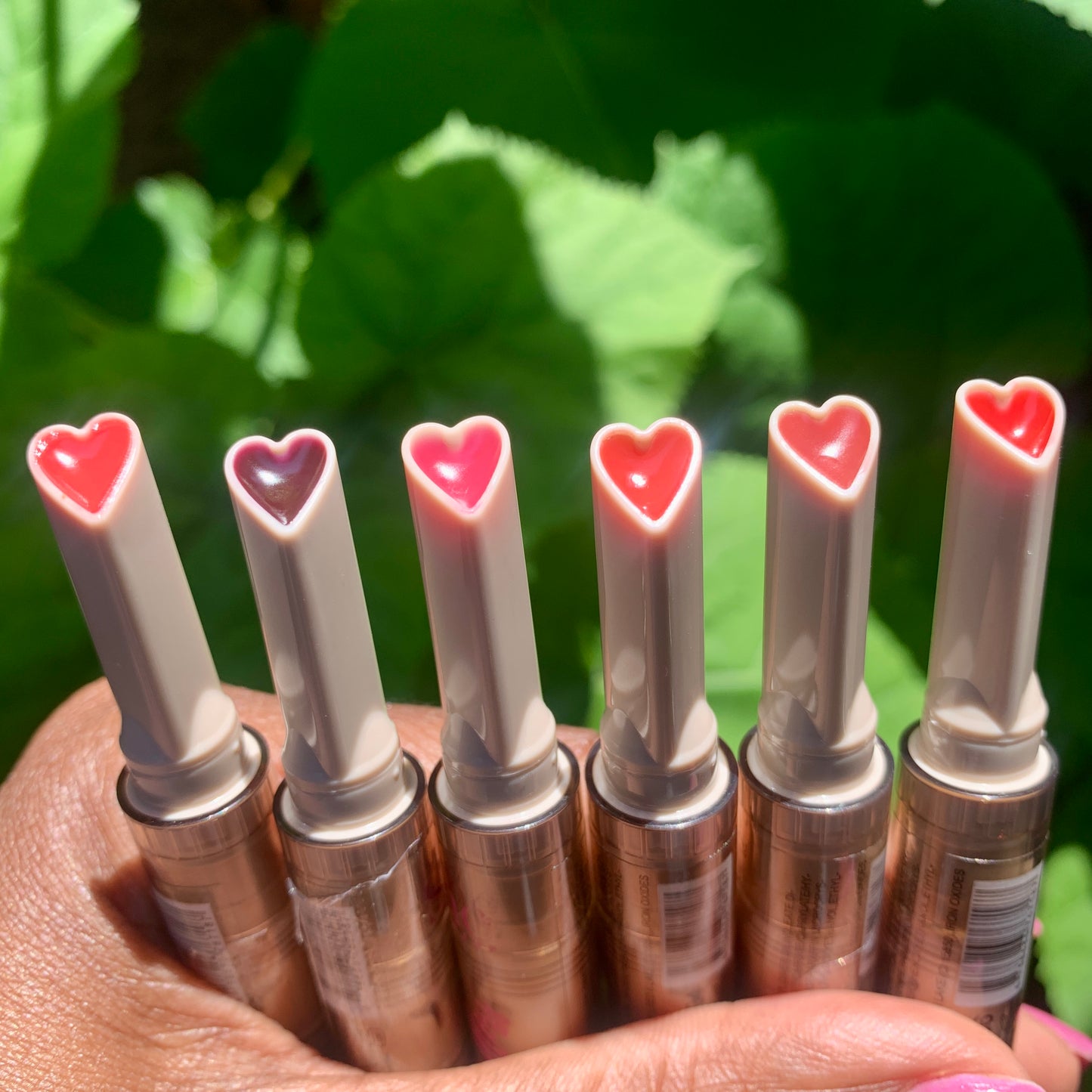 Non-sticky lip oil for natural shine
