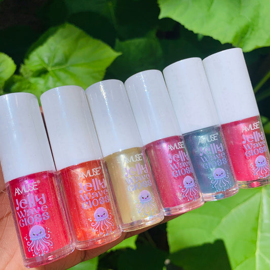 Lightweight shimmer lip oil that nourishes and shines