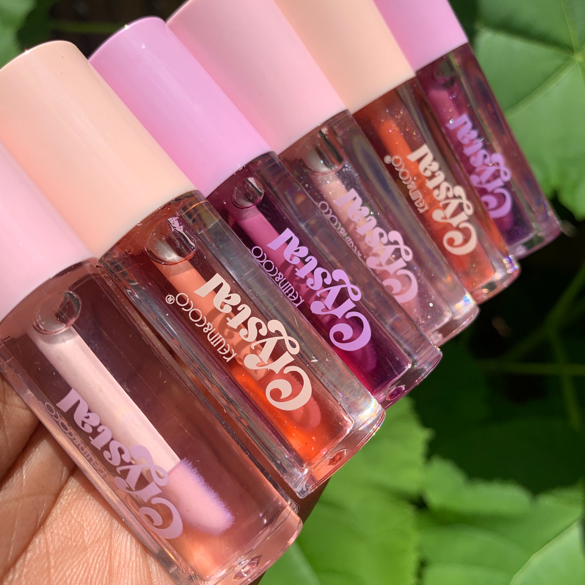 Lightweight lip oil that nourishes and shines