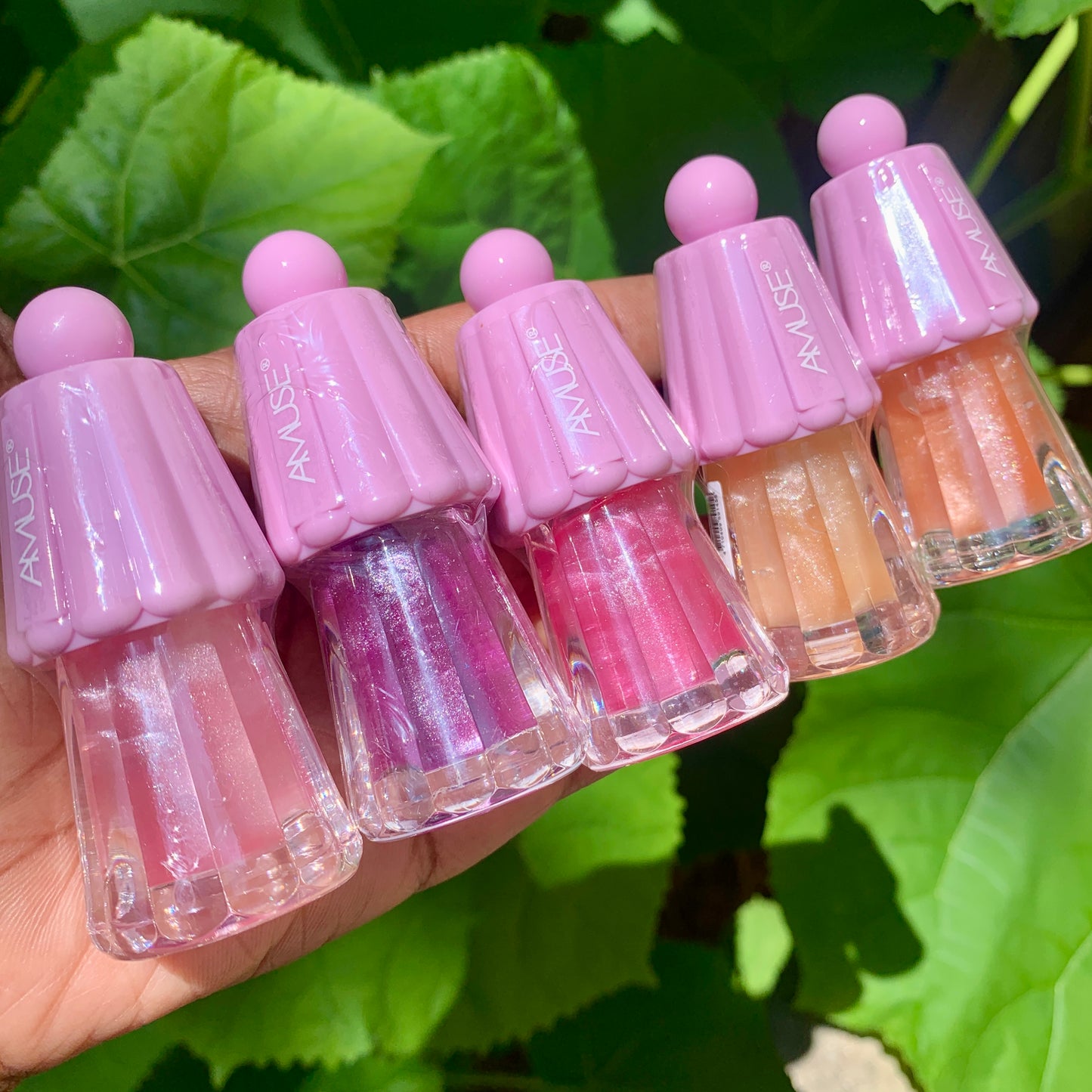 Lightweight shimmer lip oil that nourishes and shines