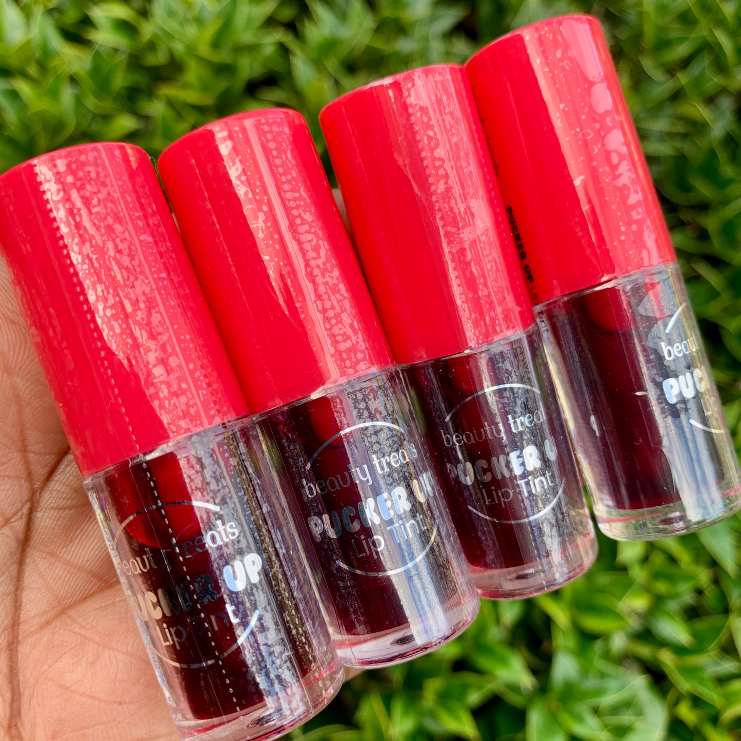 Moisturizing lip gloss tints